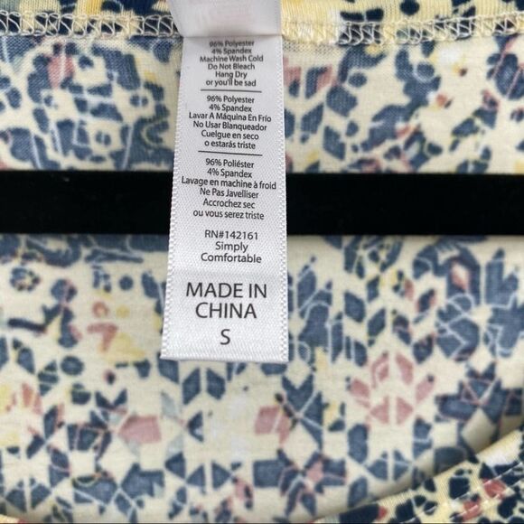 NWT LULAROE Women’s Abstract Print Perfect Tee Top Size S - Picture 4 of 7